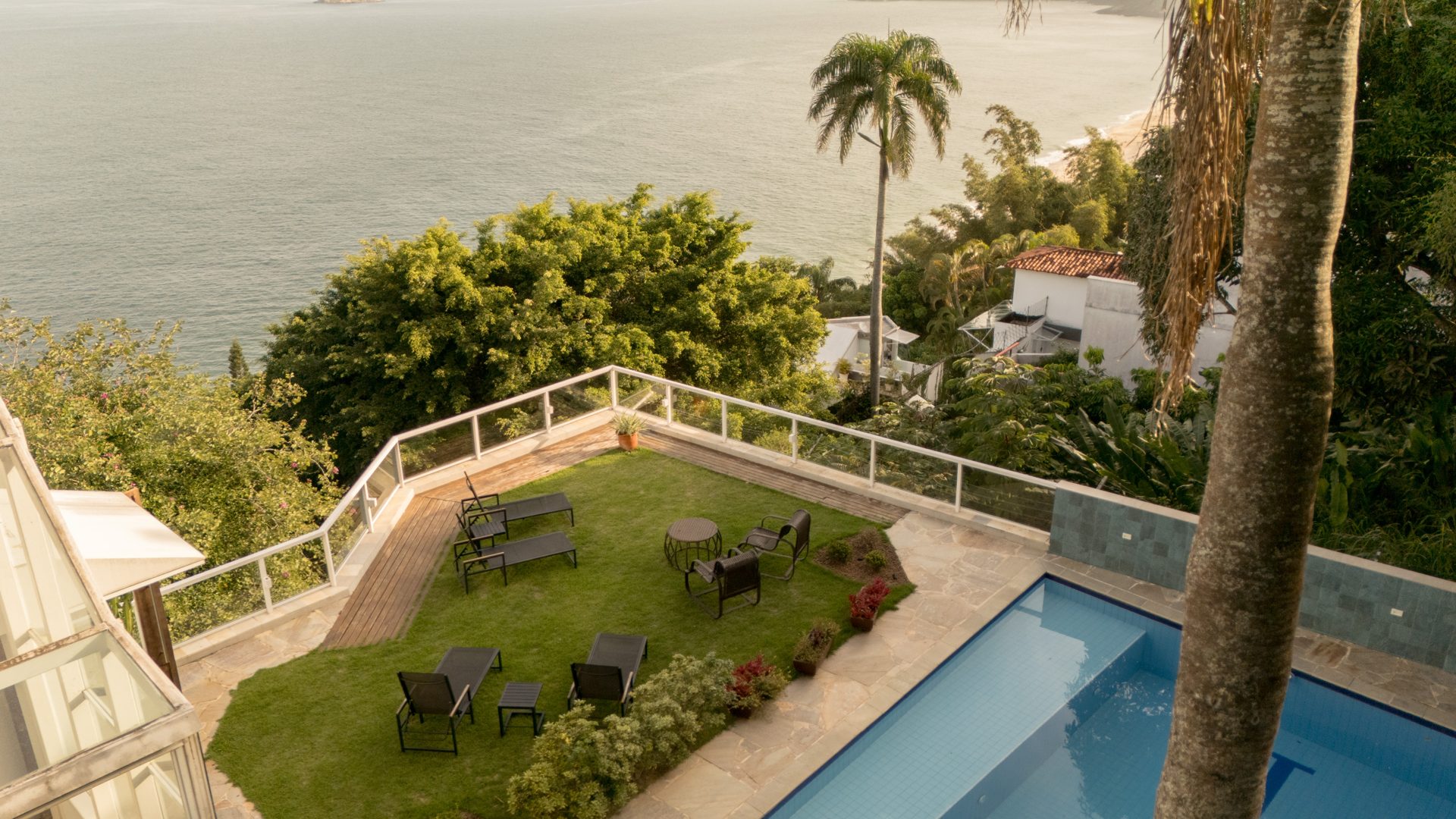 Jardim suspenso, piscina e o mar de São Conrado vistos do alto