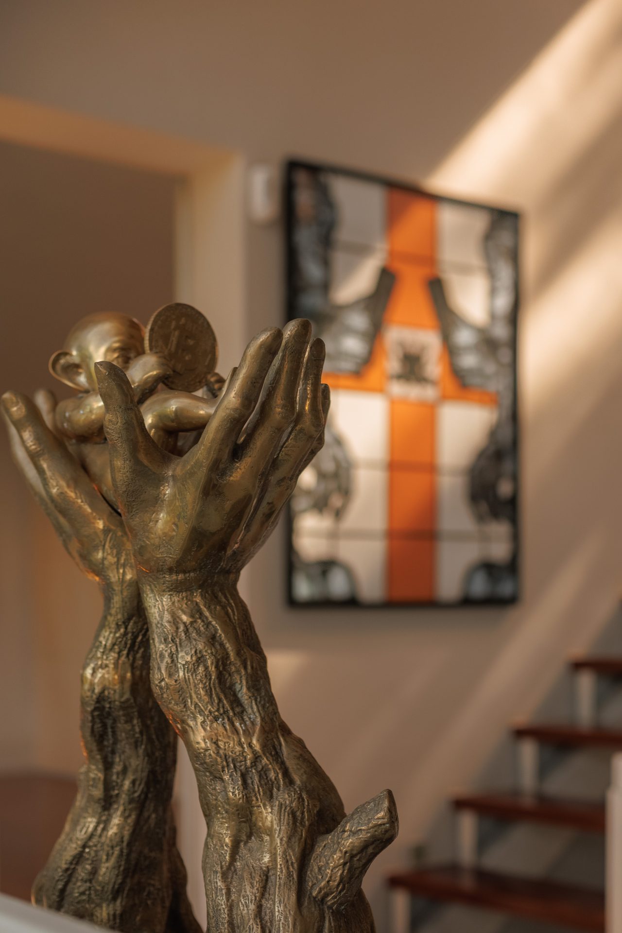Bitcoin Birth, de Beto Gatti — ao fundo, obra do artista na escada