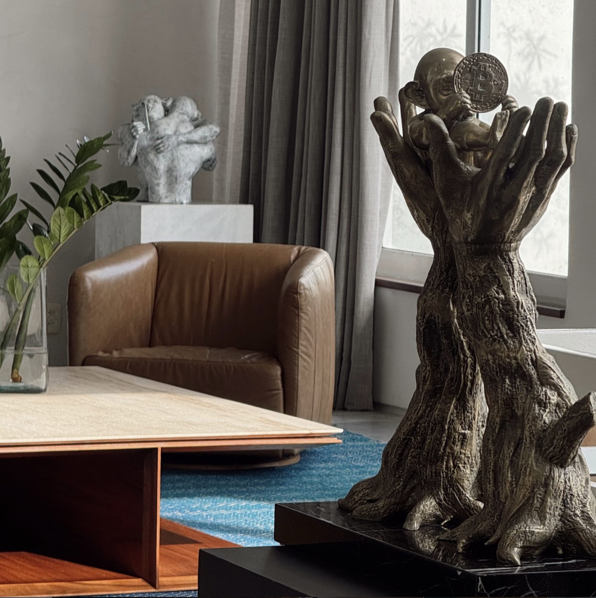 Bitcoin Birth, escultura de Beto Gatti, com Saudade ao fundo