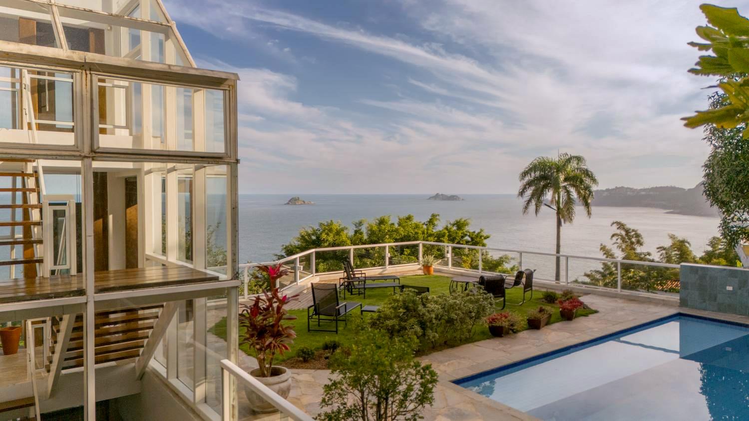 A Villa vista de trás — a torre sobre o mar