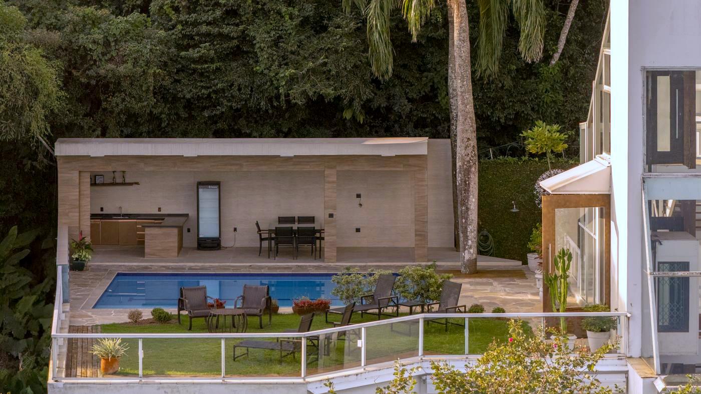 Espaço gourmet junto à piscina