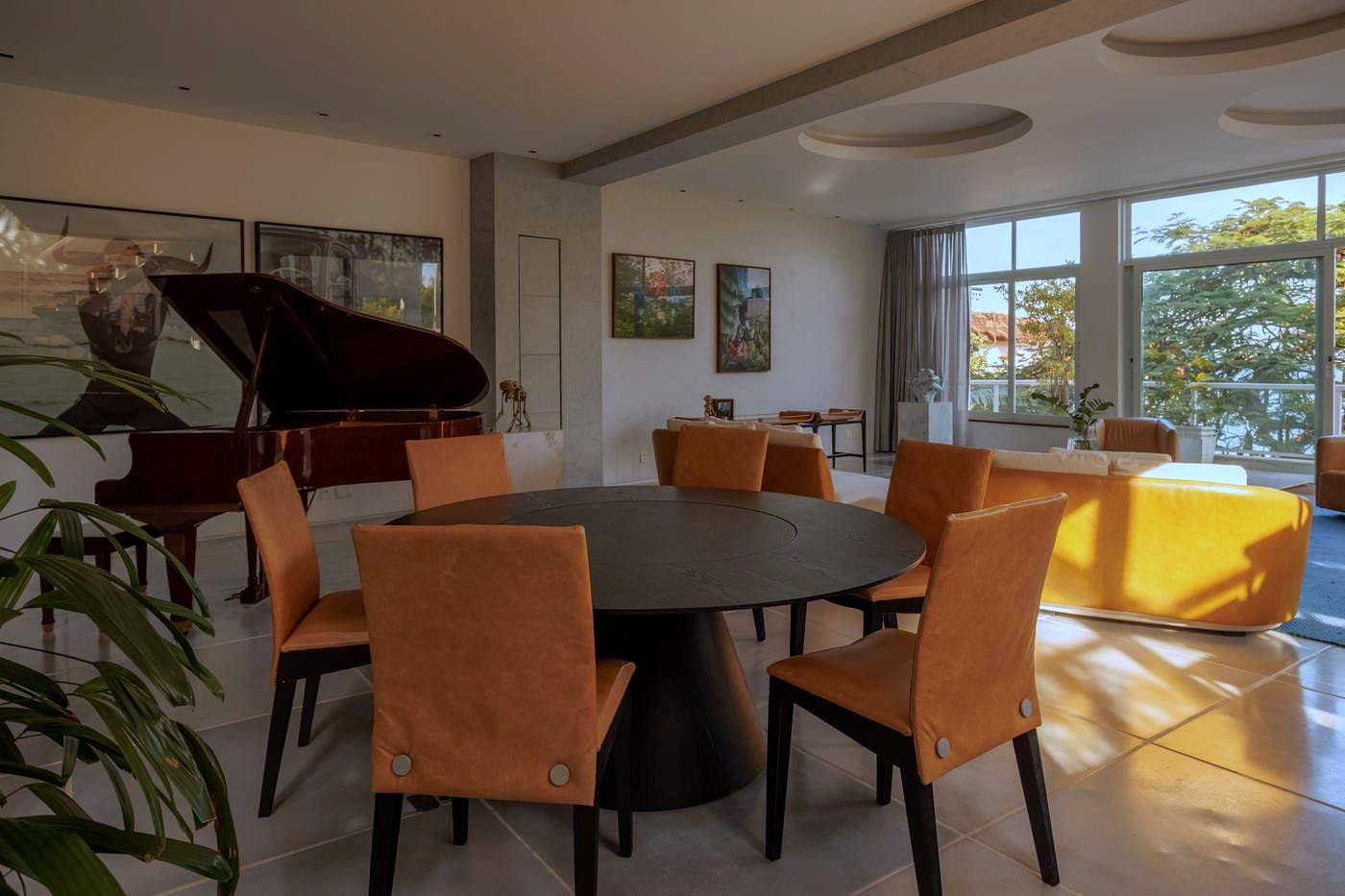 Sala de jantar na luz do fim de tarde