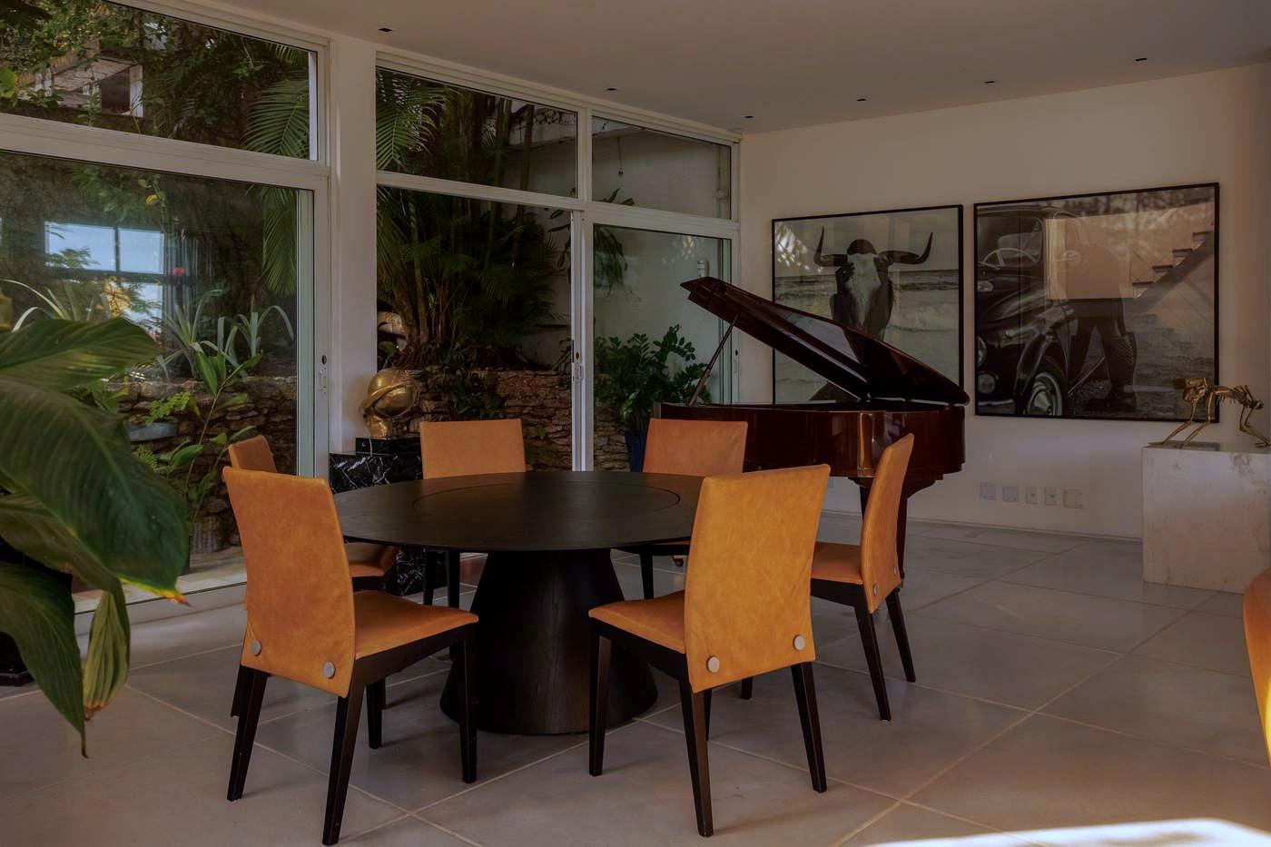 Sala de jantar ampla