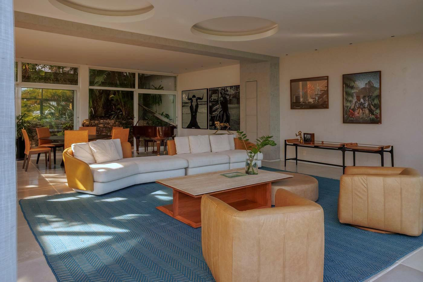 Sala de estar com piano de cauda