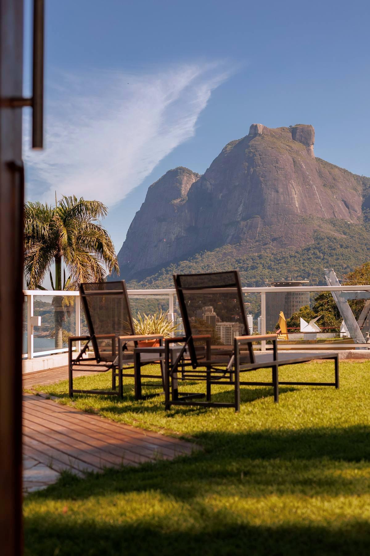 Jardim com a Pedra da Gávea ao fundo