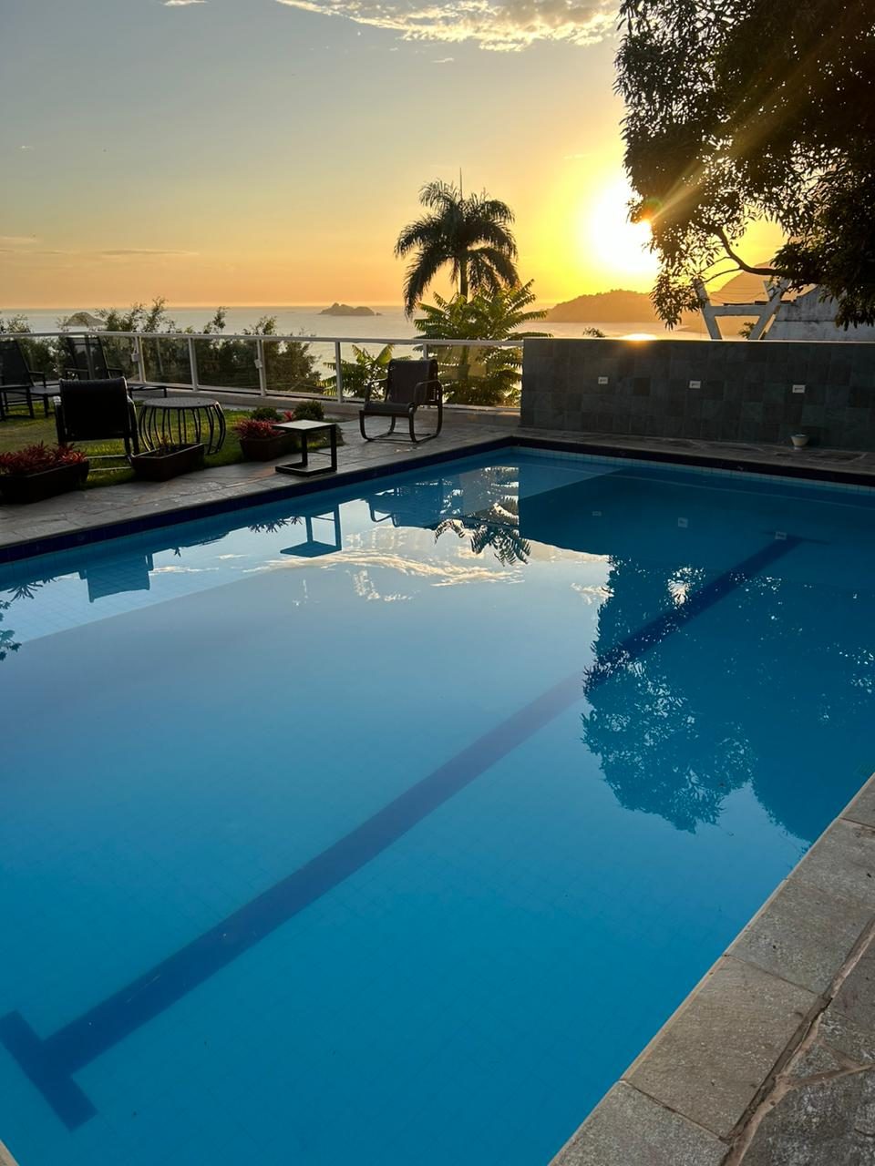 Pôr do sol sobre o mar visto da piscina