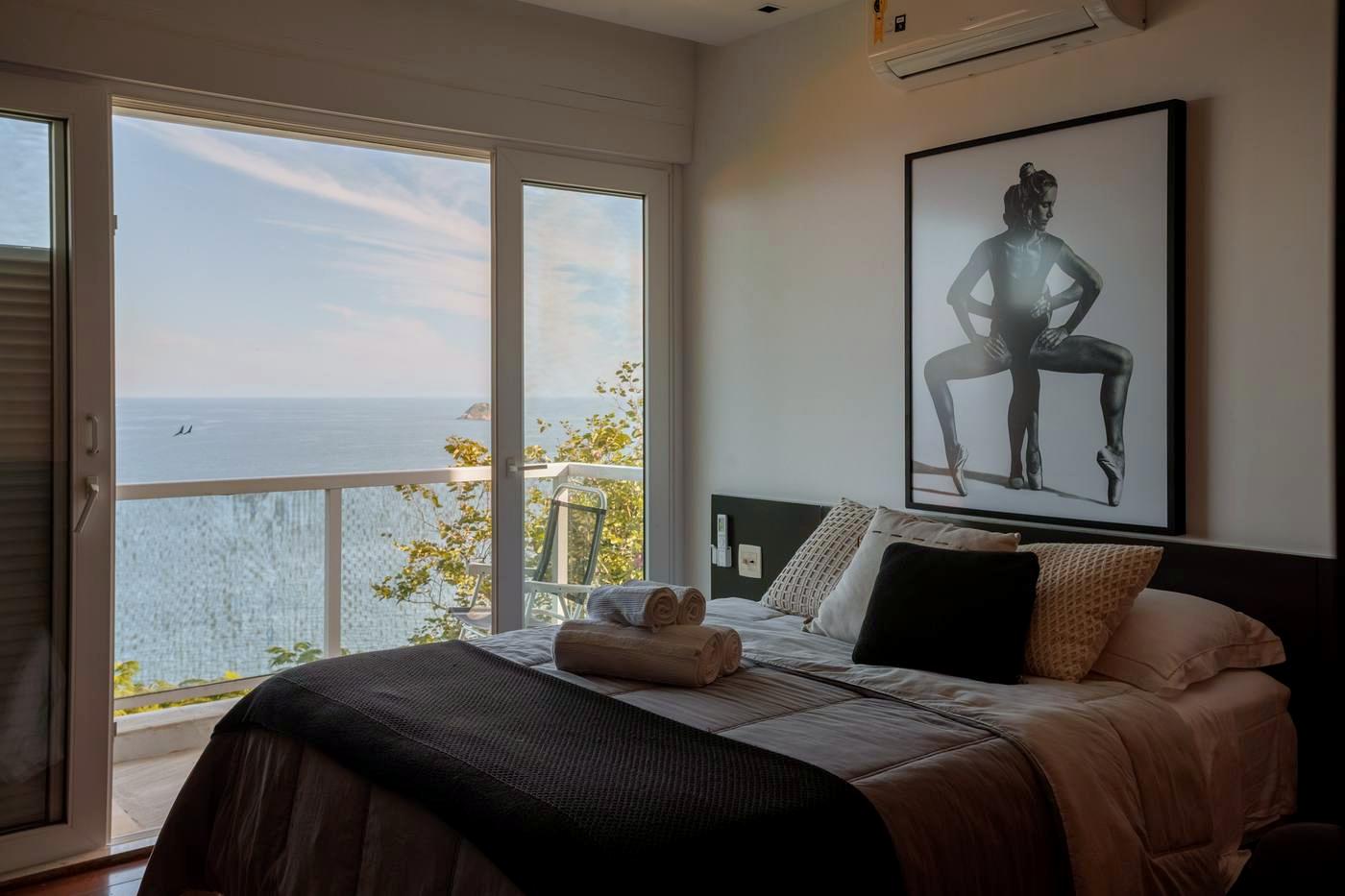 Suíte com varanda e vista para o mar