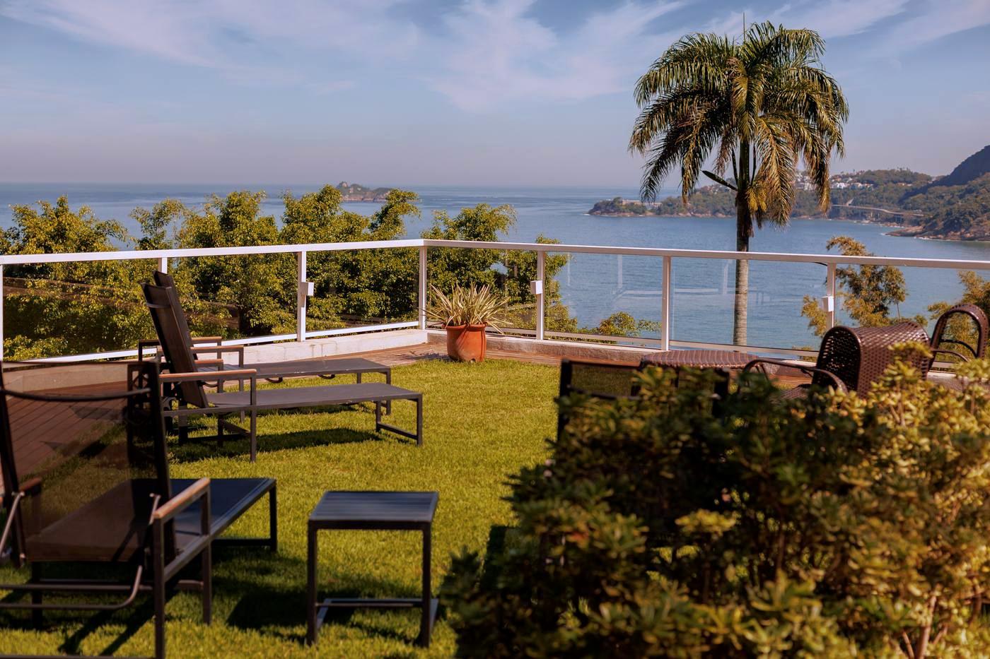Terraço gramado sobre o mar — espaço de offsite ao ar livre